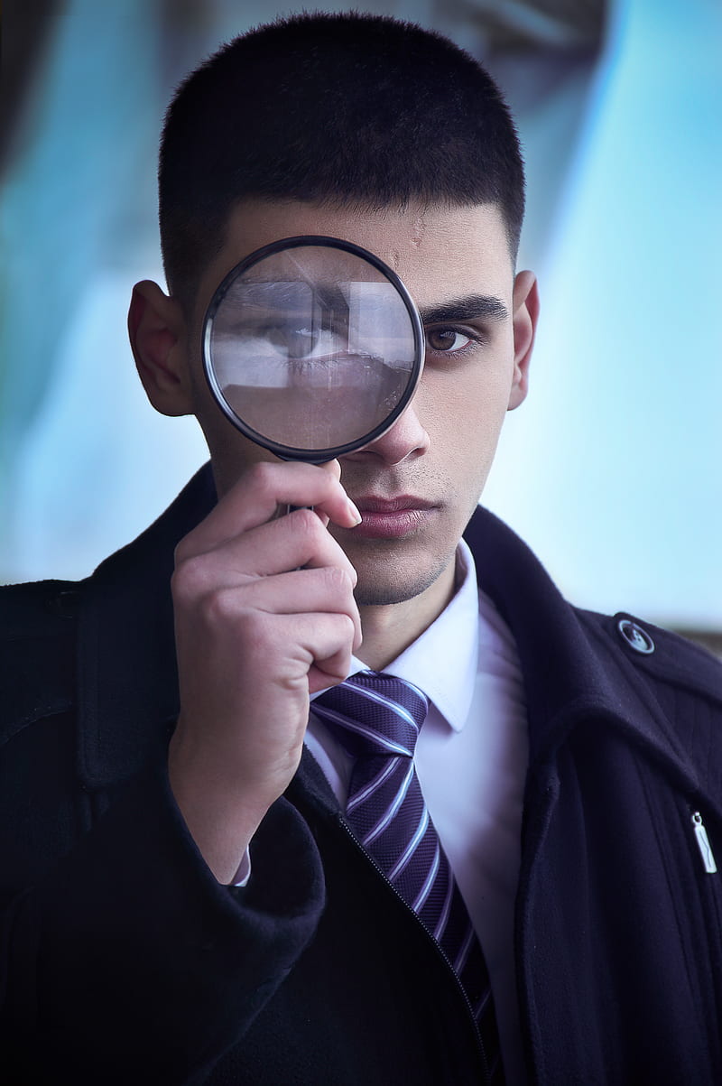 man in black suit holding magnifying glass, HD phone wallpaper