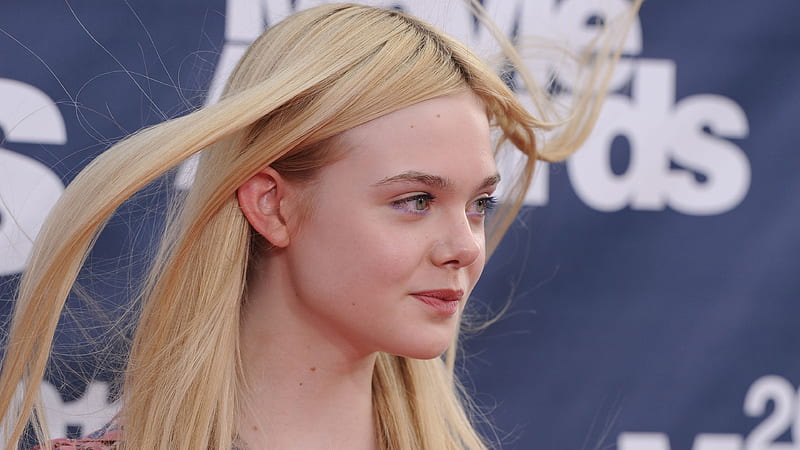 Mary Elle Fanning With Hair Flying On Air Mary Elle Fanning, HD wallpaper