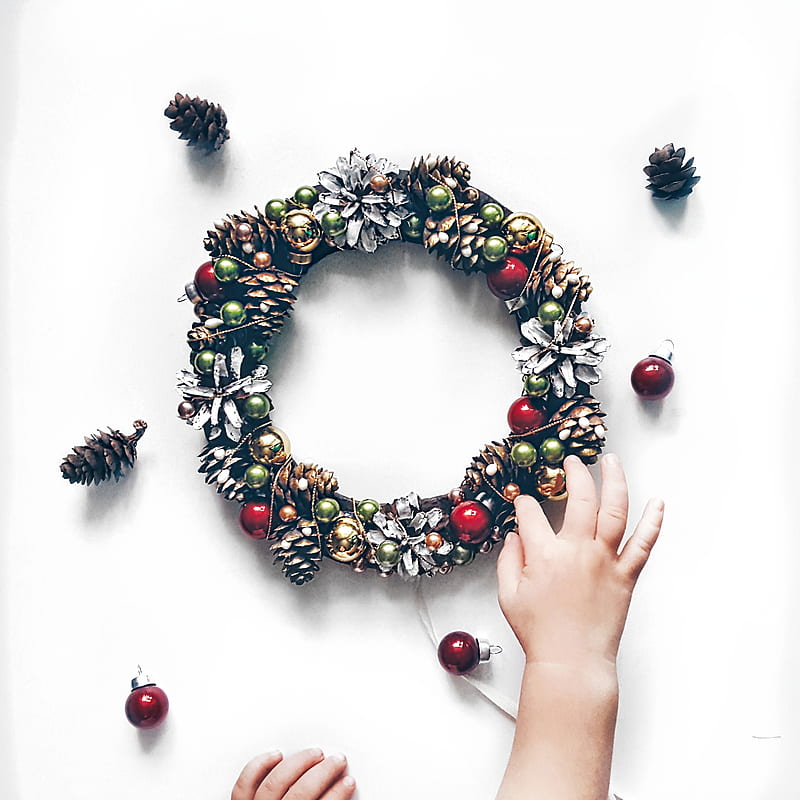 person making bauble and pinecone wreath, HD phone wallpaper