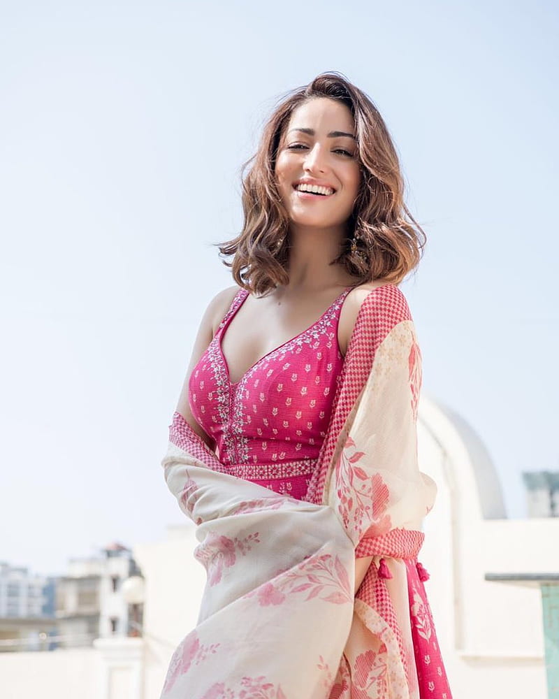 Yami Gautam, actress, bonito, bollywood, indian beauty, pink, traditional, HD phone wallpaper