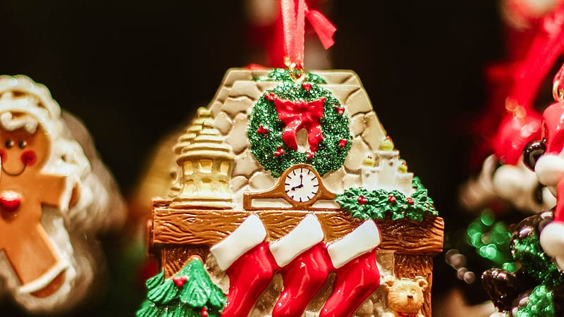 christmas gingerbread house, wreath, house, gingerbread, stockings, christmas, HD wallpaper