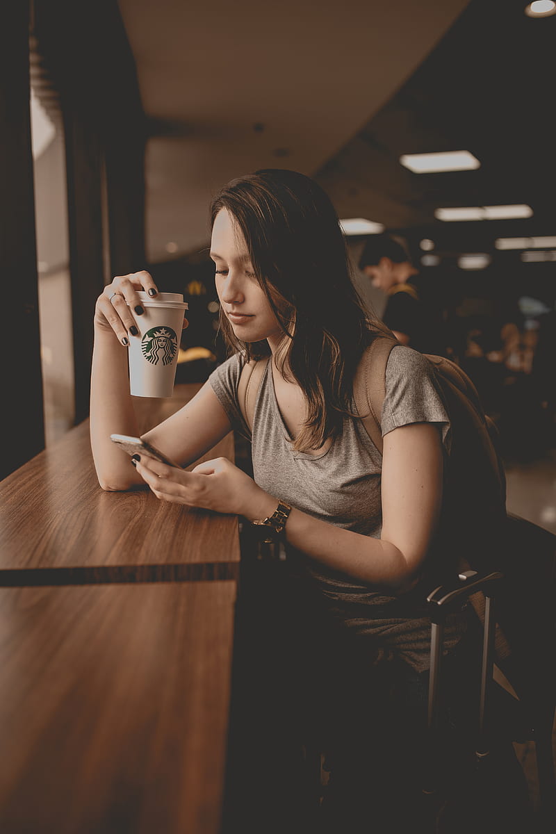 woman holding starbucks disposable cup and smartphone, HD phone wallpaper