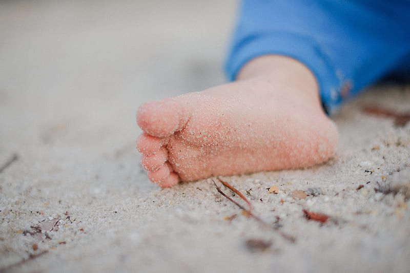 shallow focus graphy of toddler's foot with sand, HD wallpaper