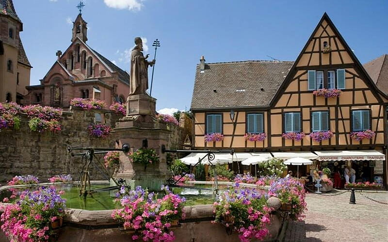 Town in Alsace, France, fountain, house, town, Alsace, flowers, France, church, sculpture, HD wallpaper