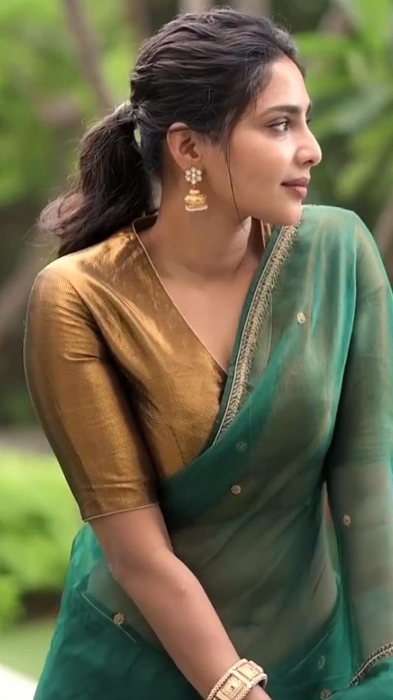 Aishwarya lakshmi, malayalam actress, saree beauty, HD phone wallpaper