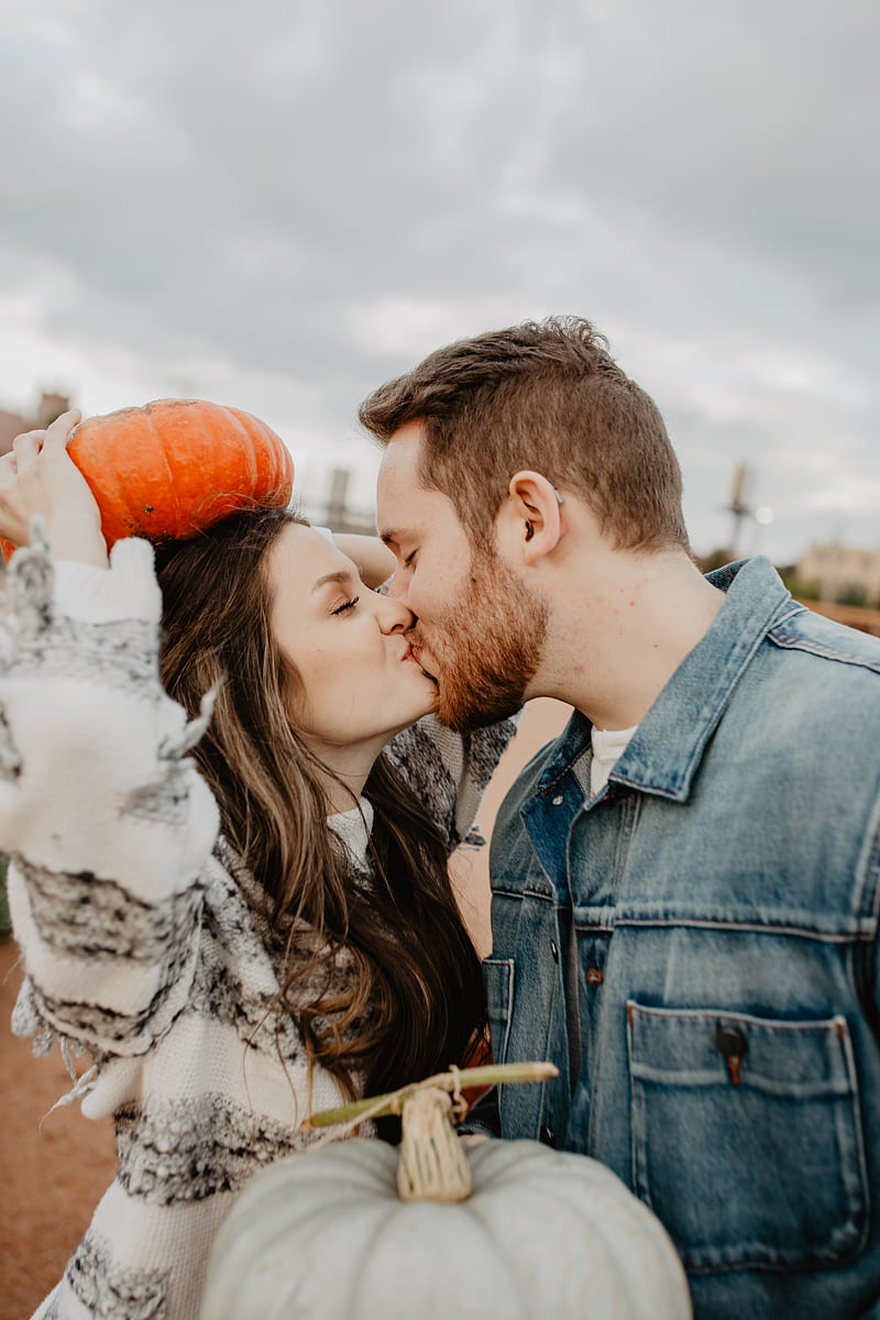 man and woman kissing holding squash during daytime, HD phone wallpaper