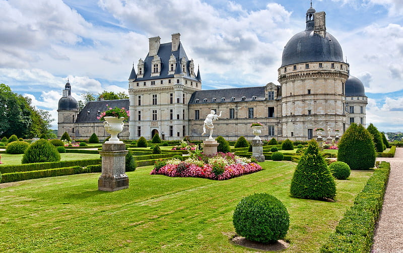 Chateau de Valencay, architecture, colorful, courtyard, monuments, bonito, sky, clouds, green, statue, france, flowers, garden, castle, HD wallpaper