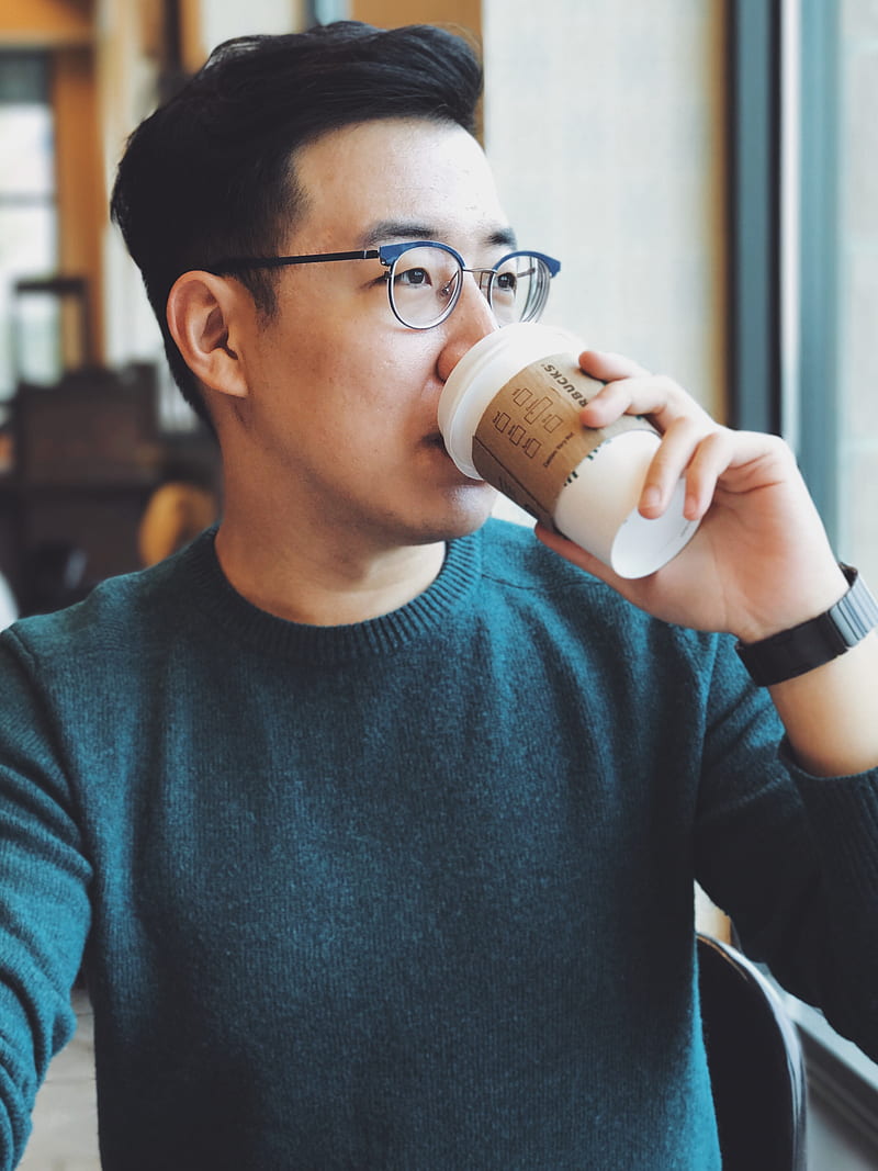 man holding Starbucks disposable cup, HD phone wallpaper