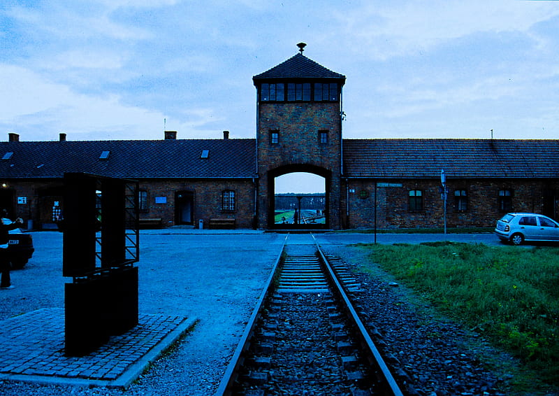 Entrance To Auschwitz-Birkenau - Poland (August 2011), Auschwitz, Blue Tint, World War Two, Auschwitz Birkenau, HD wallpaper