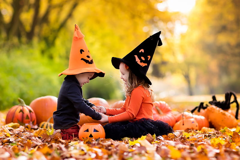Happy Halloween!, witch, autumn, orange, halloween, children, hat, leaf, boy, girl, pumpkin, copil, couple, HD wallpaper