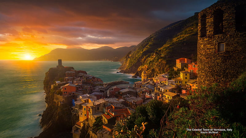 Vernazza, Italy at Sunset, architecture, oceans, sunsets, cityscapes, coast, italy, HD wallpaper