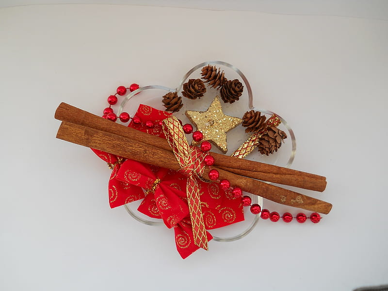 Christmas arrangement, red, brown, christmas, cinnamon, pine cone, ribbons, gold, beads, star, HD wallpaper