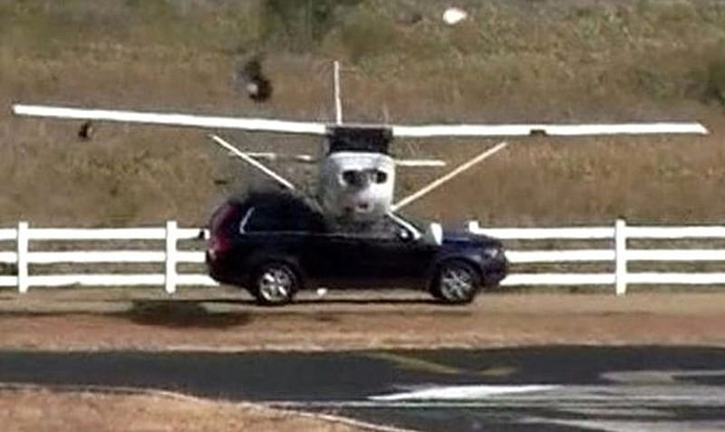 Plane Lands onto a SUV, Landing, SUV, no injuries, Plane, HD wallpaper