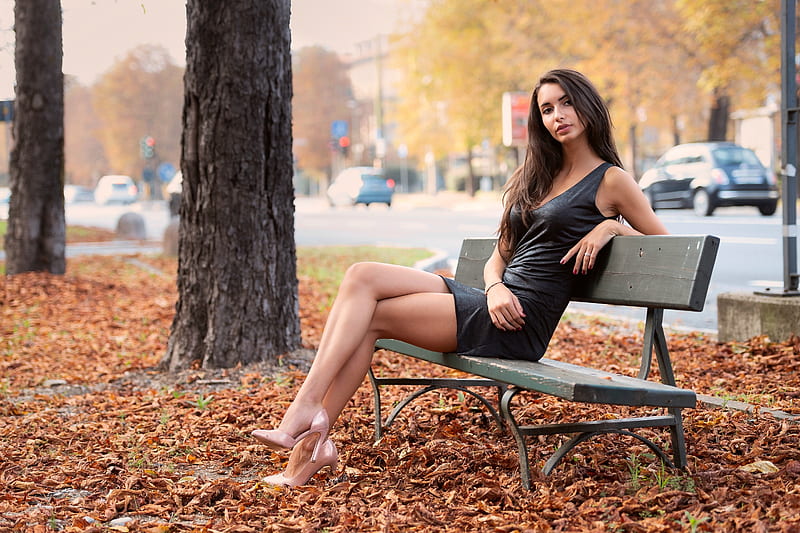 Nicole On A Bench Bench Brunette Dress Model High Heels Hd Wallpaper Peakpx