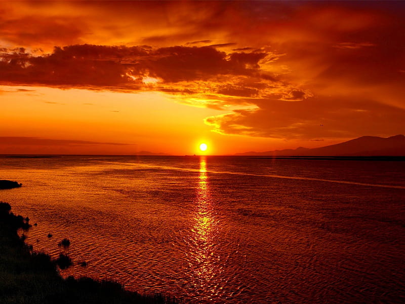 Lovely sunset, red, glow, shore, orange, fiery, bonito, sunset, clouds, sindown, beach, sunrise, evening, reflection, amazing, lovely, sky, fire, summer, sun path, nature, HD wallpaper