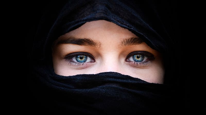 Half portrait of hijab muslim woman, closeup of muslim girl and she wearing  black scarf or veil Stock Photo - Alamy