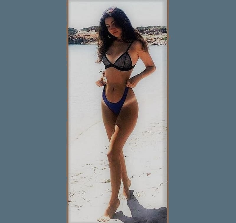 Brunette model alone on the beach, toned figure, bracelets, bikini, white sand, dark tan, HD wallpaper