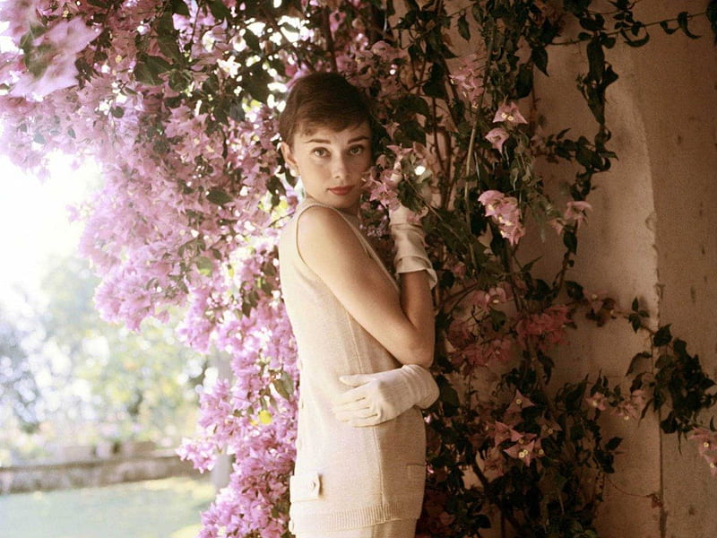 Audrey hepburn, pelo corto, bonita, encantadora, actriz, famoso, flores,  hermosa, Fondo de pantalla HD | Peakpx