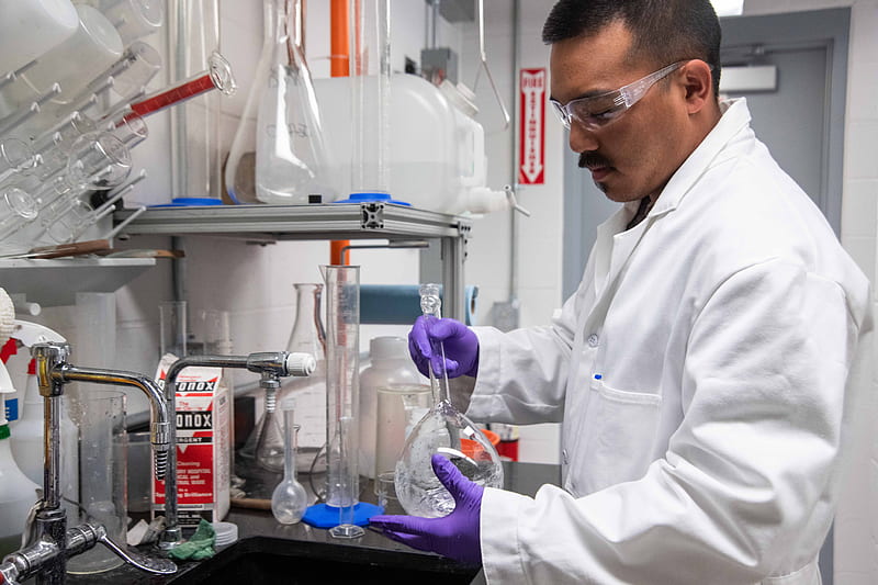 man mixing a flask inside a laboratory, HD wallpaper