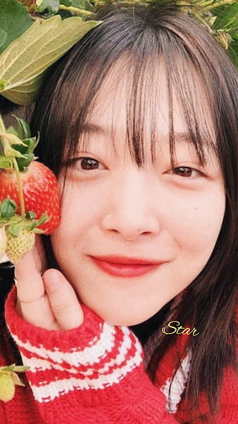 f(x)'s Sulli Shows Her Baby Skin in Latest Selca | Soompi