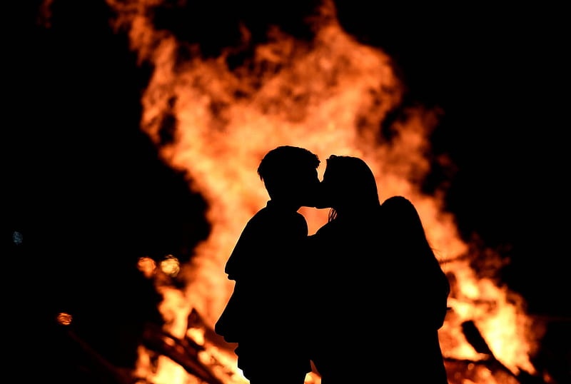 Couple kissing, Couple, Kissing, Summer solstice, Gijon, Bonfire, Spain, HD wallpaper