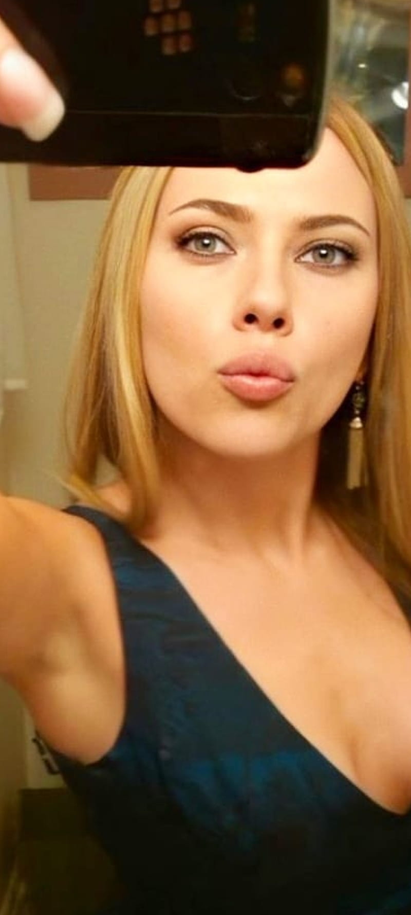 Scarlett johansson - selfie!