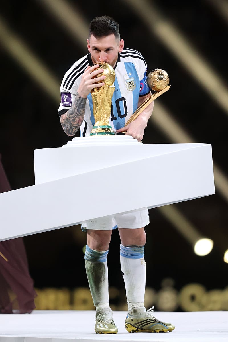 Messi Kiss to FIFA Cup 2022, HD phone wallpaper