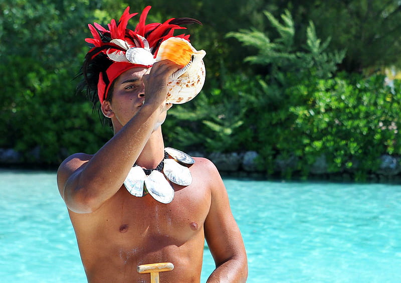Tahitian Man blowing Conch Shell at Bora Bora Paradise Island Tahiti, polynesia, french, sea, beach, lagoon, bora bora, sand, polynesian, blue, exotic, islander, islands, tahitian, ocean, pacific, man, conch, south, paradise, shell, society, island, tahiti, tropical, HD wallpaper