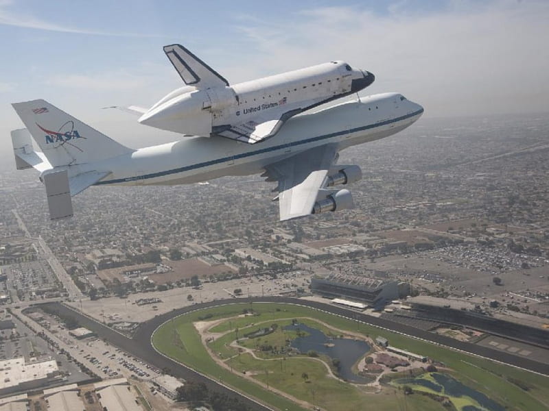 OVER THE HOLLYWOOD PARK RACE TRACK, flight, hollywood, park, race track, space shuttle, HD wallpaper