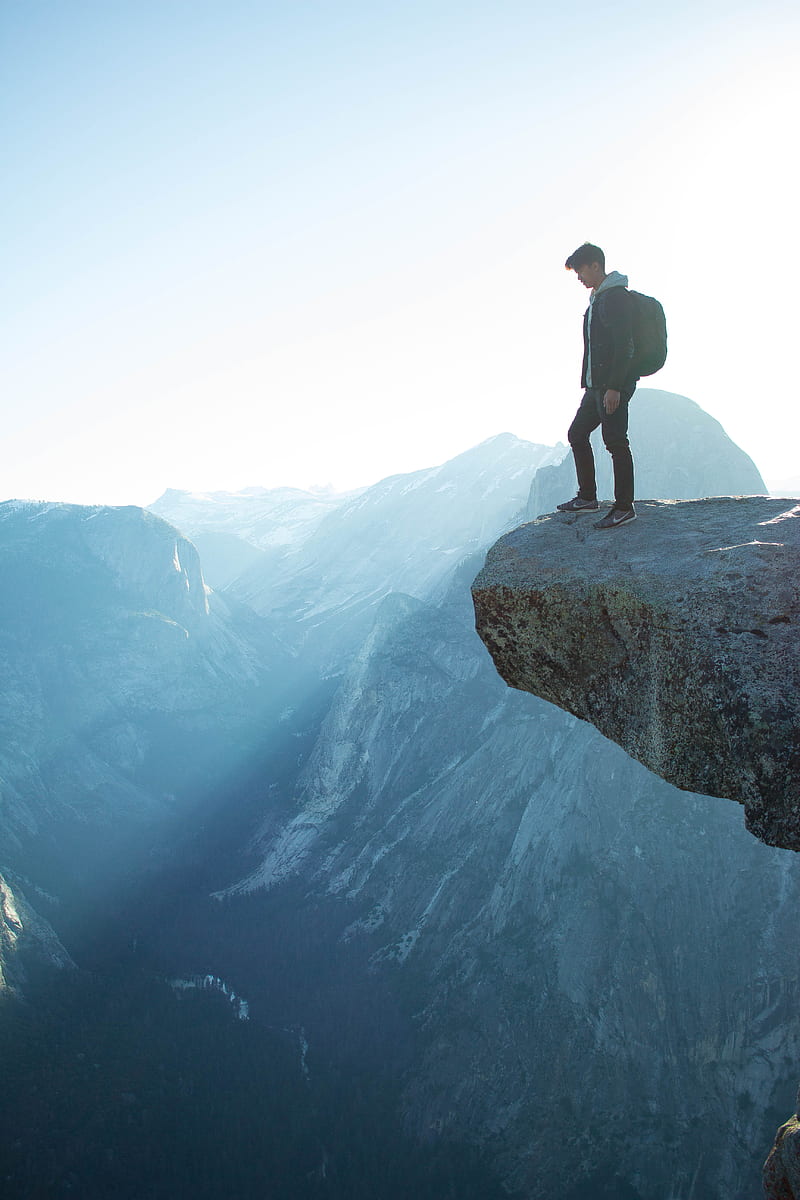 Man standing on cliff, HD phone wallpaper | Peakpx