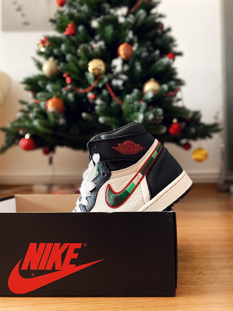 Nike high-top shoe in box near Christmas tree, HD phone wallpaper