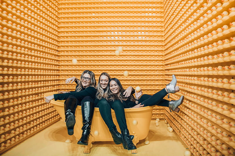 three women sitting inside bathtub, HD wallpaper