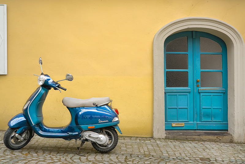 blue scooter motorcycle outside house, HD wallpaper