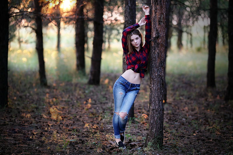 Woman Posing in the Forest, brunette, forest, model, jeans, HD wallpaper