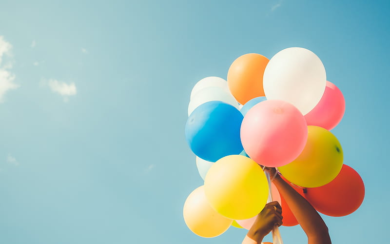 colorful balloons in the hand, bundle of balloons, blue sky, mood concepts, HD wallpaper