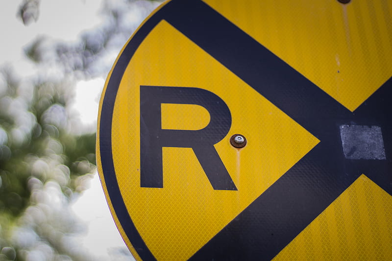 closeup of yellow and blue R road signage, HD wallpaper