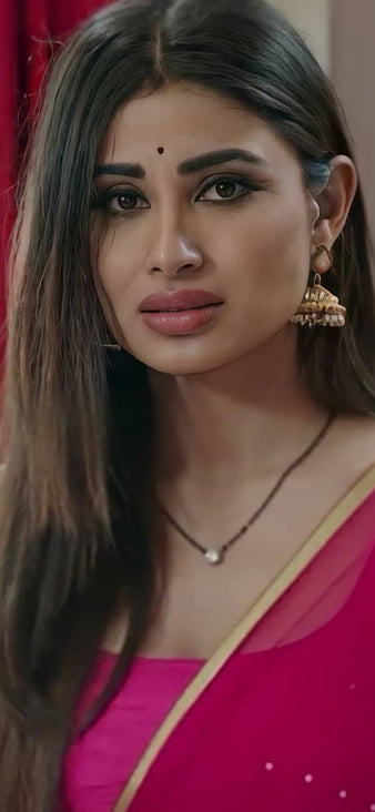 Mouni Roy Aka 'Naagin' Takes A New AVATAR To Kill ‪Yamini‬