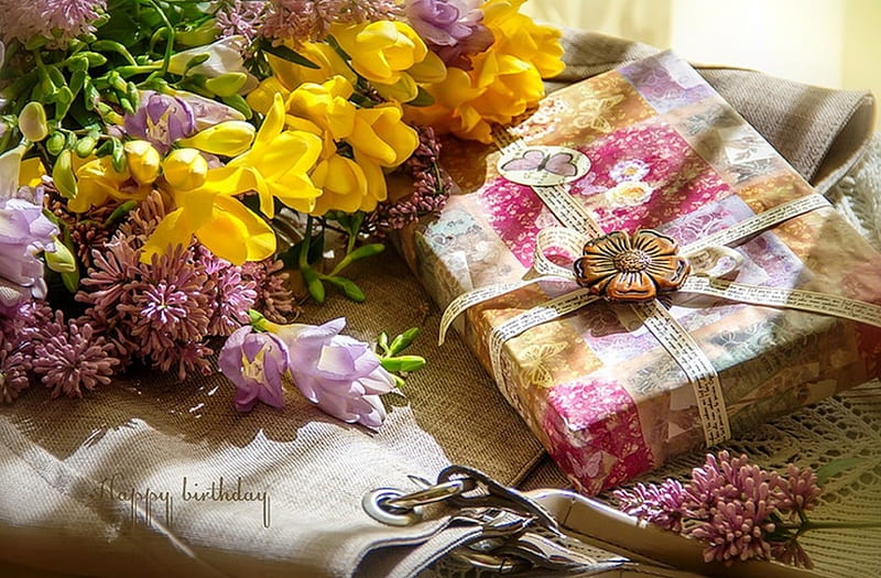 Happy birtay gift, friend, colors, bonito, sias, spring, gift, birtay, lilacs, happy, still life, yelow, beautiul, flowers, beauty, nature, pink, HD wallpaper