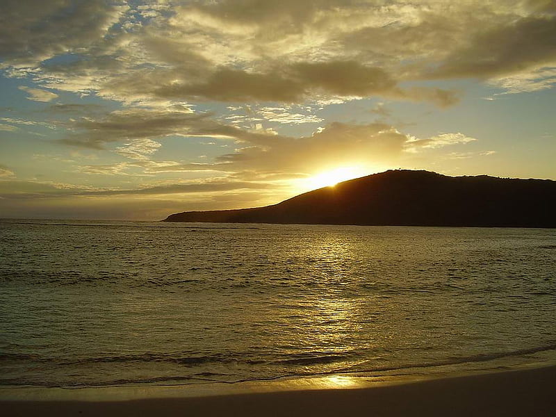 Sunset Behind An Island, nice, sun, water, ocean, bonito, sunset, clouds, sky, HD wallpaper