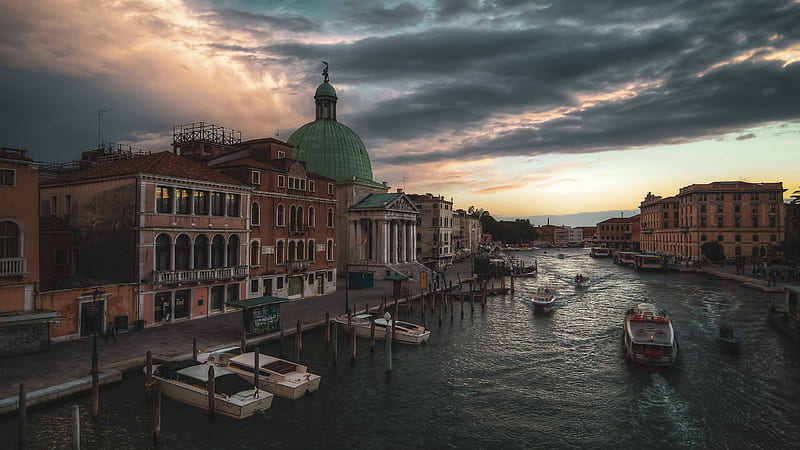 Boats On River Between Buildings Under Black Cloudy Sky In Italy Venice Travel, HD wallpaper
