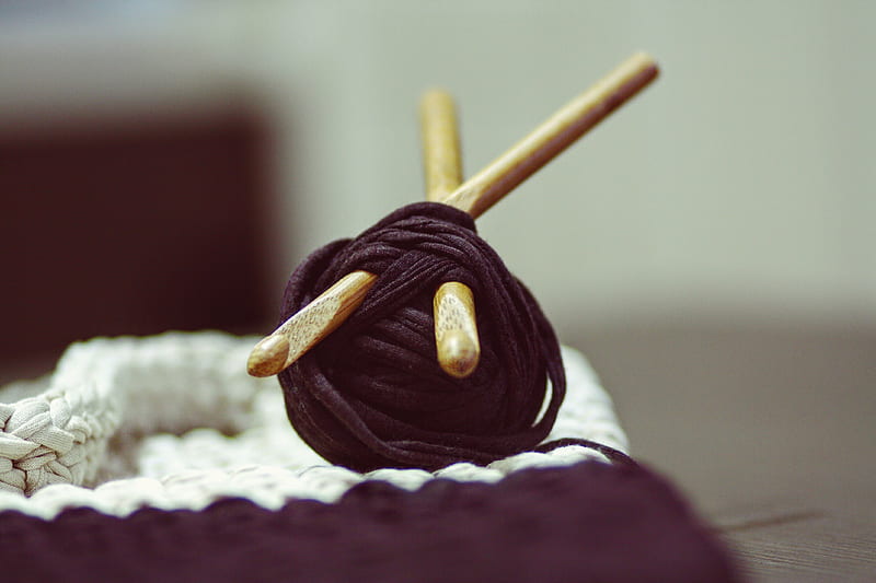 brown yarn roll with two brown crochet hooks on top of white surface, HD wallpaper