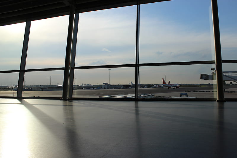 glass panel window showing airplanes and runway under blue sky during daytime, HD wallpaper