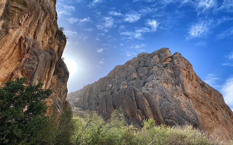 Sun peeking out from behind the walls of Dog Canyon in Big Bend National Park in Texas, landscape, mountains, usa, sunlight, sky, clouds, HD wallpaper