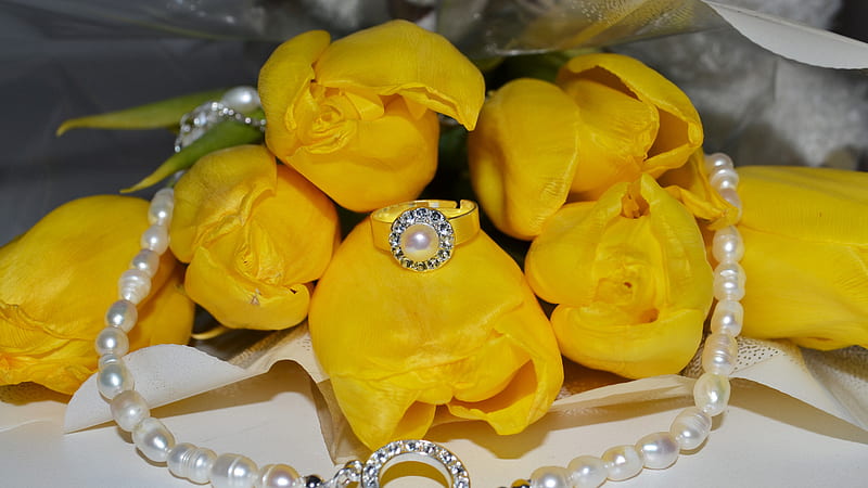 Tulips and Pearls, pearl, necklace, yellow, bonito, tulips, ring, diamonds, HD wallpaper