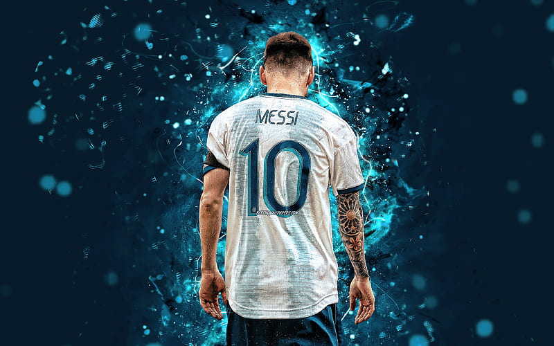 Cảm nhận sự khác biệt từ góc nhìn phía sau của Messi, hình ảnh đầy mê hoặc và bí ẩn, khiến cho bạn muốn khám phá thêm những điều khác về ngôi sao bóng đá nổi tiếng này.