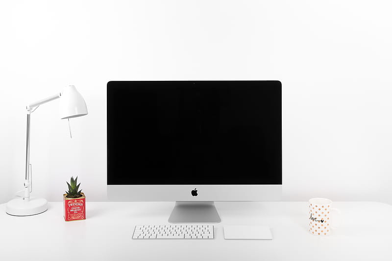 silver iMac, Apple Wireless Keyboard, and Apple Magic TrackPad near table lamp, HD wallpaper