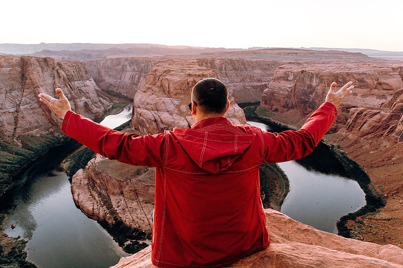 man sitting cliff overlooking Horseshoe, Grand Canyon, HD wallpaper