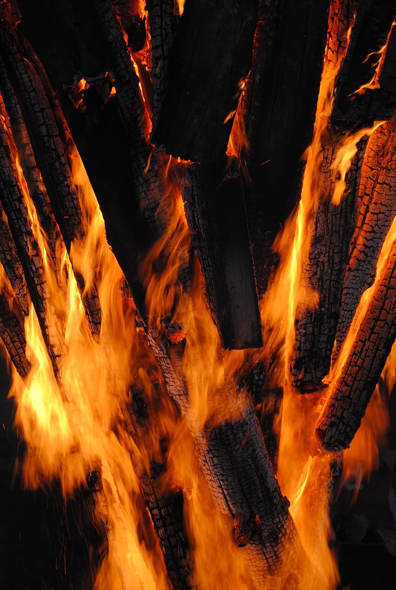 bonfire, firewood, embers, fire, flame, dark, HD phone wallpaper