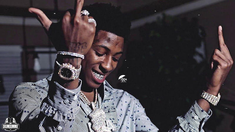 Smiley NBA Youngboy Is Wearing Stones Silver Chains Rings And White Black Lines Shirt NBA Youngboy, HD wallpaper