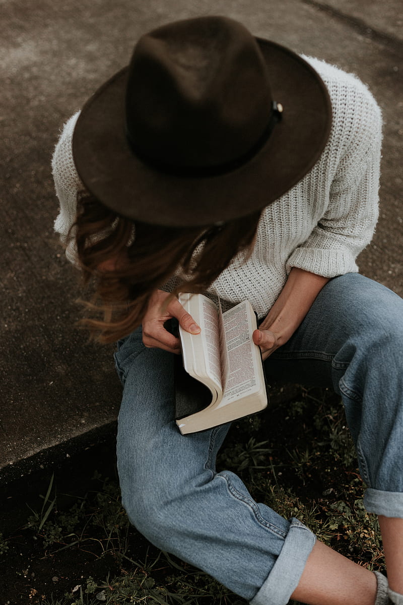 woman sitting on ground while opening book, HD phone wallpaper